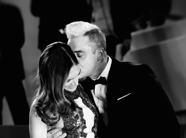 Robbie Williams Kisses Wife