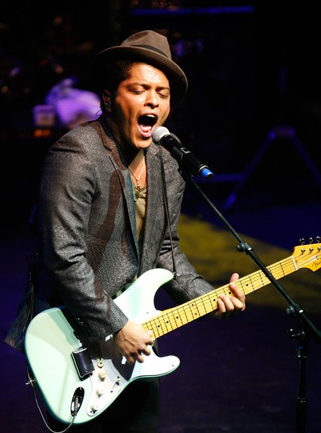 Bruno Mars What Is His Height Who Is His Girlfriend And More Facts Revealed