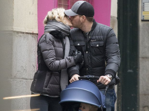 Michael Buble and Luisana Lopilato kiss