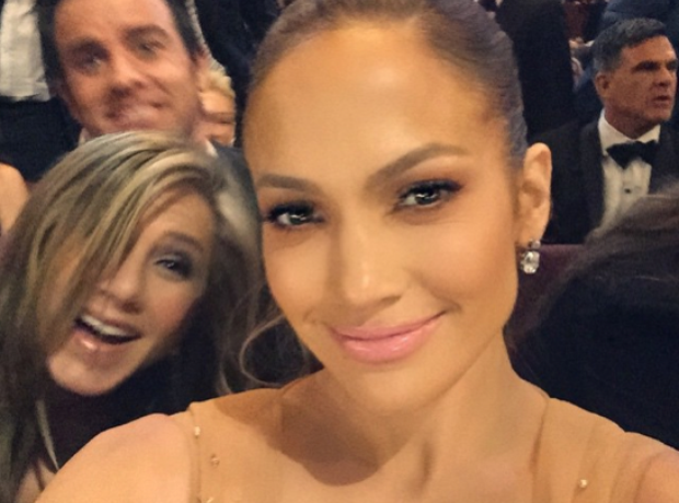 Jennifer Lopez gets photobombed at the 2015 Oscars