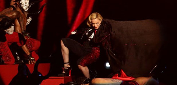 madonna-fall-brit-awards-2015-performance article