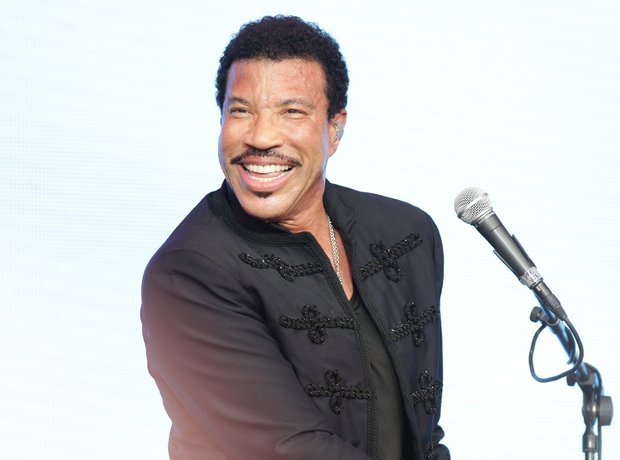 Lionel Richie Plays Live