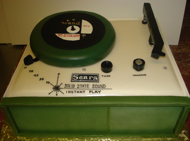 music inspired record player cake