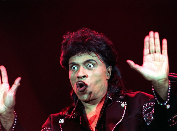 Funny Faces Pulled On Stage