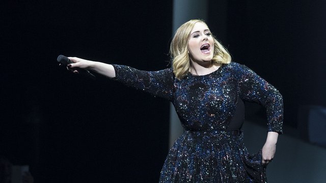adele performs in Amsterdam