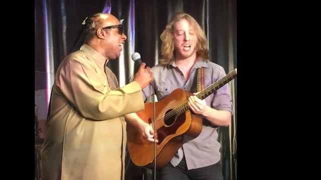 Stevie Wonder and busker sing together