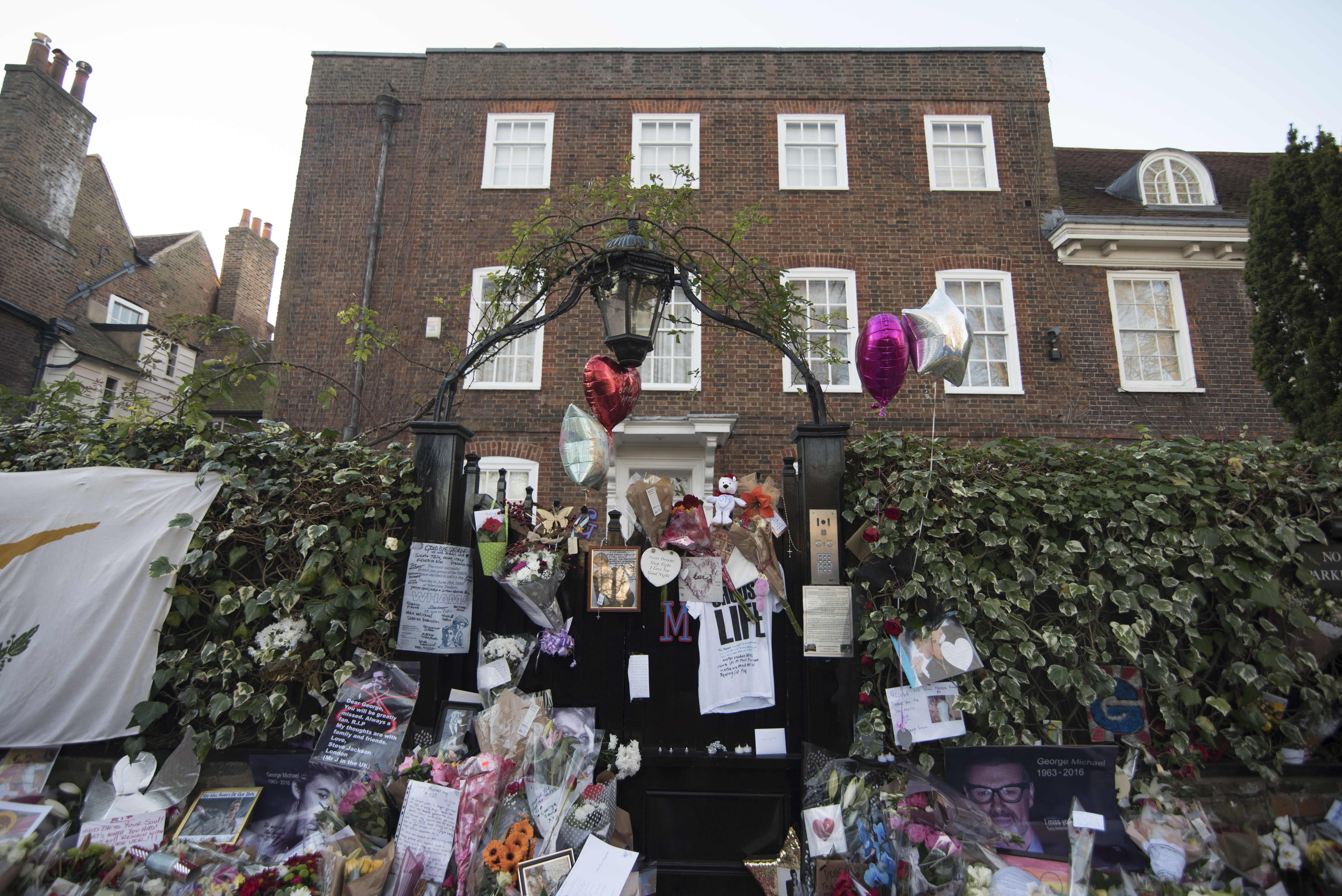 To Show Fans Around George Michael's Home In New - Smooth