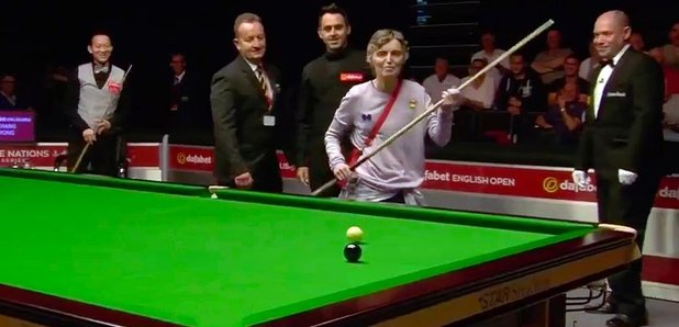 Ronnie O'Sullivan deals with a 'table intruder' in the ...