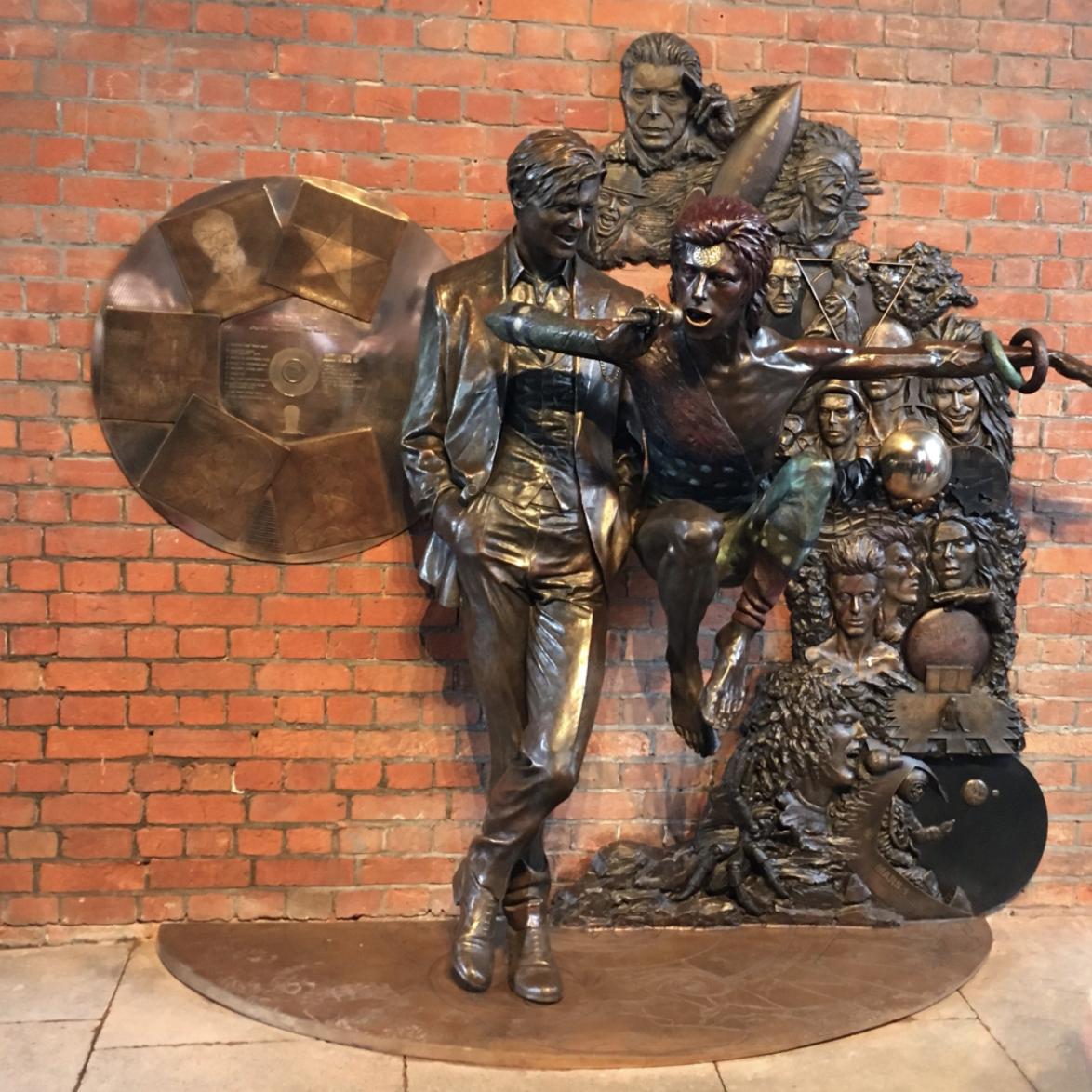 A new David Bowie statue tribute is unveiled in Aylesbury - Smooth1174 x 1174