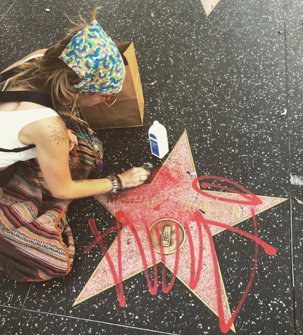 Paris Jackson cleans graffiti off Michael Jackson 