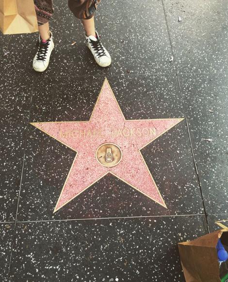 Paris Jackson cleans graffiti off Michael Jackson 